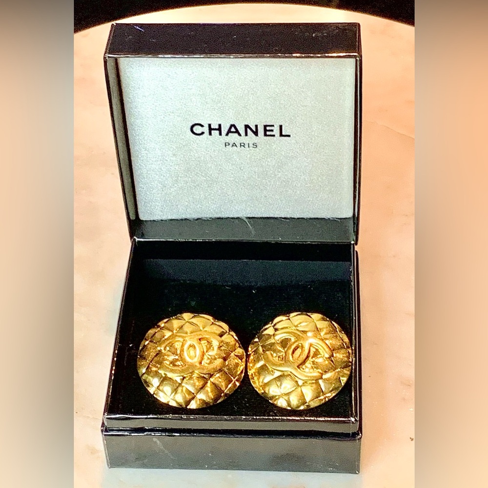 CHANEL COCO MATELASSE EARRINGS GOLD PLATED VINTAGE 1 1/2 INCH FRANCE JUMBO - Picture 4 of 8
